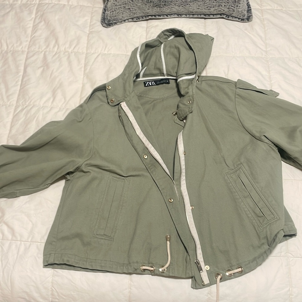 Light zippered jacket